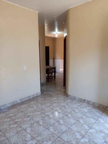 ein leeres Zimmer mit einem Tisch und einer weißen Wand in der Unterkunft Residencial in Altamira