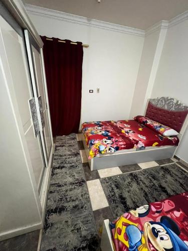 1 dormitorio con 2 camas individuales en una habitación en شقة الزقازيق en Manshīyat as Sādāt