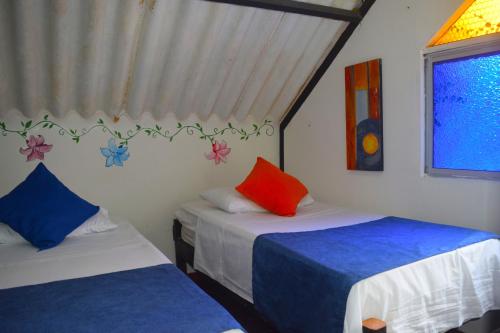 a bedroom with two beds and a window at FILANDIA HOTEL in Filandia