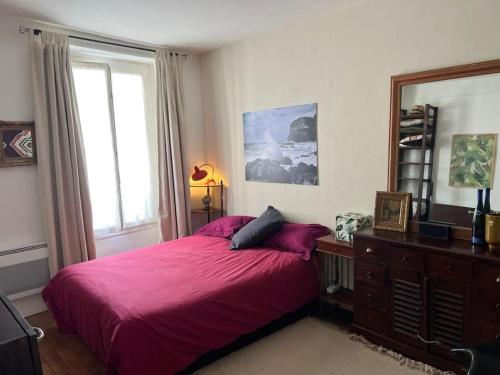 une chambre avec un lit, une commode et un miroir dans l'établissement Logement entier proche de Butte aux cailles, à Paris