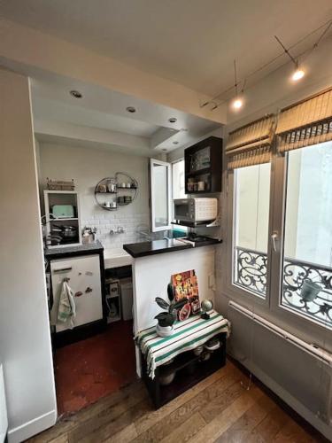 une cuisine avec un évier et un plan de travail dans l'établissement Logement entier proche de Butte aux cailles, à Paris
