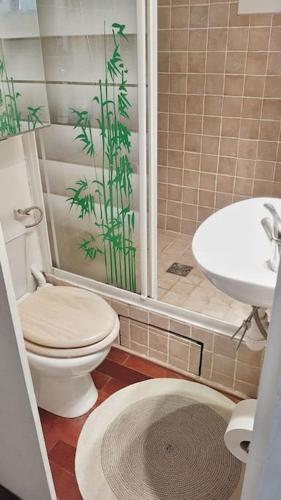 La salle de bains est pourvue de toilettes, d'une douche et d'un lavabo. dans l'établissement Logement entier proche de Butte aux cailles, à Paris