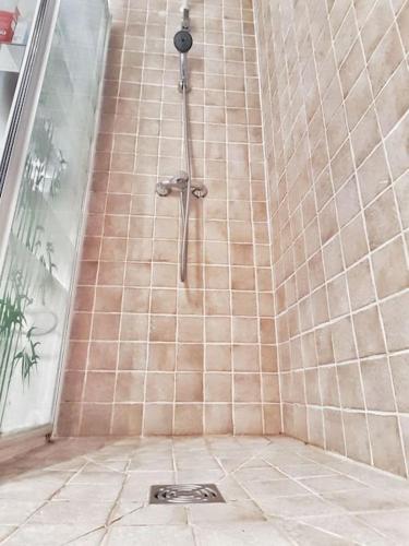 La salle de bains est pourvue d'une douche et de carrelage. dans l'établissement Logement entier proche de Butte aux cailles, à Paris