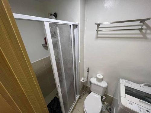 ein kleines Bad mit einer Dusche und einem WC in der Unterkunft XnY@SMDCTreesResidences1BedT1 Fairview Quezon City in Manila