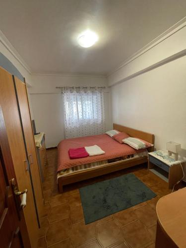 سرير أو أسرّة في غرفة في Quarto de Casal Acolhedor
