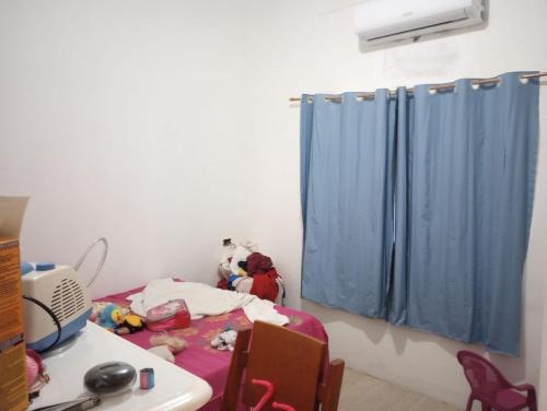 Habitación con cama con cortina azul en Casa temporada 2 quartos, en Serra
