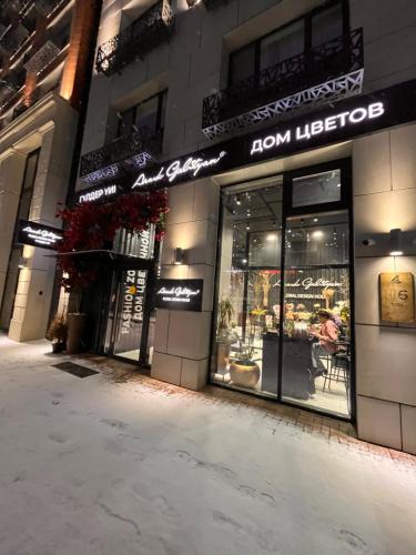アルマトイにある4 youのたくさんの窓がある建物の店先