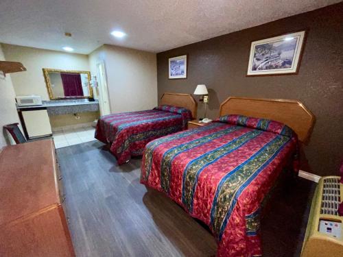 Posteľ alebo postele v izbe v ubytovaní Ankur Inn Motel