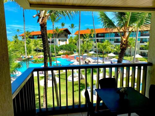 vistas a la piscina desde el balcón de un complejo en Marulhos Resort - 1 quarto en Porto De Galinhas