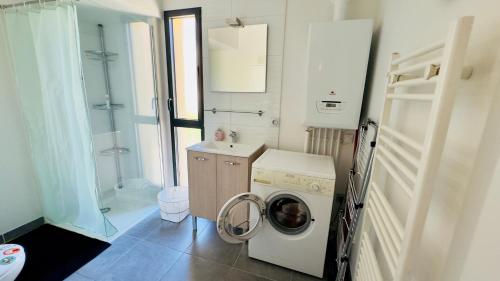- une buanderie avec un lave-linge et un évier dans l'établissement Studio à Aix-en-Provence., à Aix-en-Provence