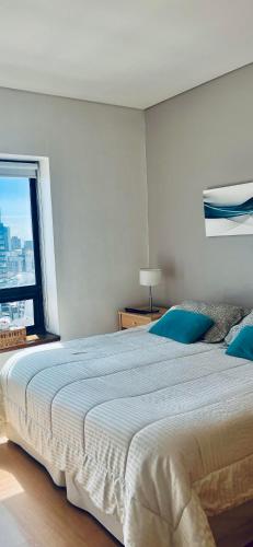 a bedroom with a large bed and a window at Buenos Aires View - Apart 2 Amb sobre Av Corrientes in Buenos Aires