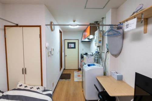 una camera ospedaliera con un letto e un corridoio di Almaz Place #205 a Sapporo