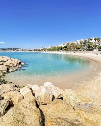 - une vue sur une plage avec des rochers dans l'eau dans l'établissement Charming town house in the heart of Suquet, à Cannes