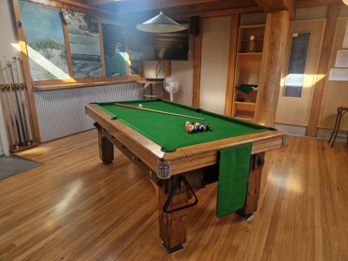 Cette chambre dispose d'une table de billard. dans l'établissement Last Resort Karamea, à Karamea