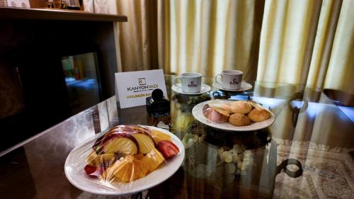 dos platos de comida en una mesa de cristal en KANYON VADİ HOTEL, en Bostanbükü