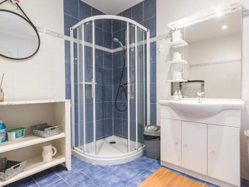 une salle de bain avec douche et lavabo dans l'établissement Gîte rénové avec jardin près des marais, à 10 km des plages, acceptant les animaux - FR-1-306-1269, à Bourgneuf-en-Retz