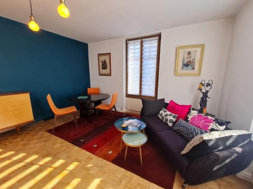 een woonkamer met een bank en een tafel bij Gîte Nancy, 2 pièces, 2 personnes - FR-1-584-316 in Nancy