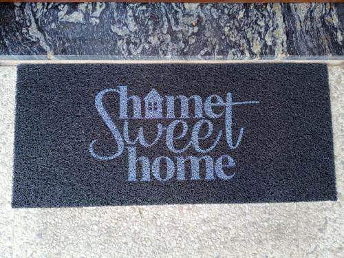 a sidewalk with the words dance sweet home written on it at Apartamento Premium em Penedo in Penedo
