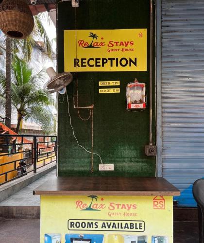 a green door with a sign that says rec room stays reception at OYO Flagship Relax Stay in Verem