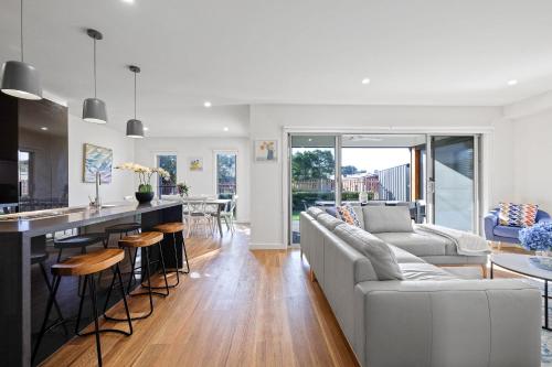 カウズにあるBirchwood Villa Cowes, Pool & Tennis in complexのキッチン、リビングルーム(ソファ、バー付)