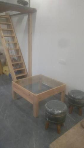 een tafel en twee stoelen in een kamer met een ladder bij Mountain View in Tehri-Garhwāl