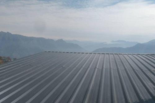 un toit métallique avec des montagnes en arrière-plan dans l'établissement Mountain View, à Tehri-Garhwāl