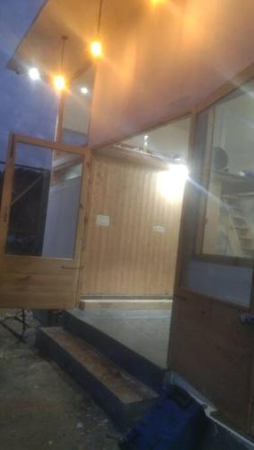 Cette chambre se trouve dans un bâtiment doté d'une fenêtre et de lumières. dans l'établissement Mountain View, à Tehri-Garhwāl