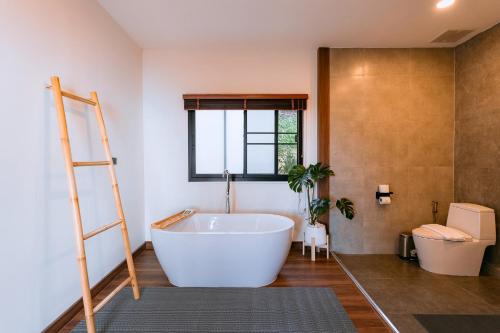 Bilik mandi di Misty Valley Doichang Private Pool Villa