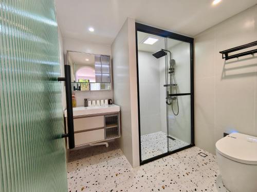 Un baño con ducha, inodoro y lavabo. en 小喜屋（美周路店）, en Qingpu