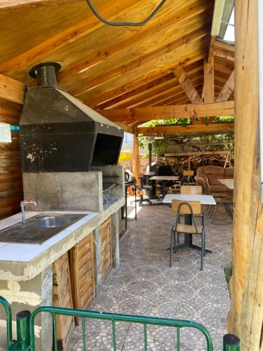 a outdoor kitchen with a sink and a stove at Alojamiento Rustico Belloto 1 in Quilpué