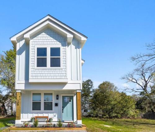 a white house with a blue door in a yard at New•Downtown• OneTreeHill Bridge in Wilmington
