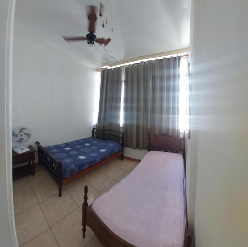 リオデジャネイロにあるQUARTO EM COPACABANAの小さなベッドルーム(ベッド1台、窓付)