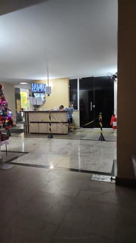 un hall de l'aéroport avec un arbre de Noël au milieu dans l'établissement QUARTO EM COPACABANA, à Rio de Janeiro