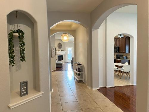 BulverdeにあるCozy & spacious 3 bed home North San Antonio - Stone Oak areaのキッチン、リビングルームが備わる家の廊下