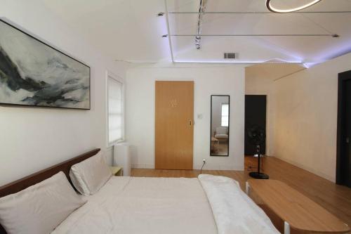 Llit o llits en una habitació de Contemporary 3Br 2Ba with Full Nursery