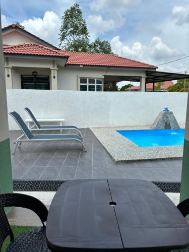 Πισίνα στο ή κοντά στο EnaBella Homestay Pool Melaka