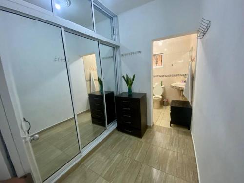 La salle de bains est pourvue d'une douche à l'italienne et de toilettes. dans l'établissement Casa Tipo Villa, Piscina, Playas De RSJ a 4 min, à Río San Juan
