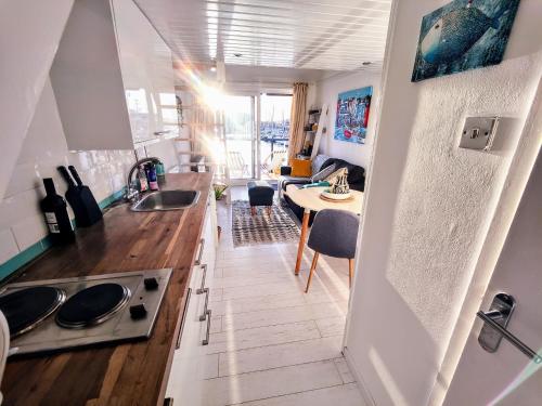 Dapur atau dapur kecil di Tiny float home Brighton
