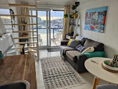 Ruang duduk di Tiny float home Brighton