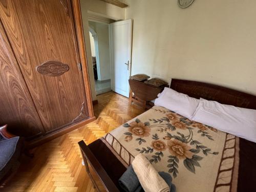 ein Schlafzimmer mit einem Bett mit einer Blumendecke in der Unterkunft Charming Downtown Apartment in Alexandria