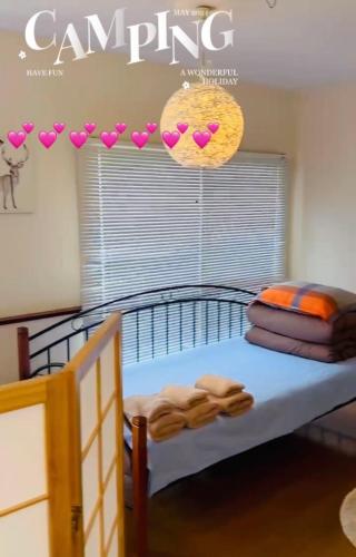 a bedroom with a bed with hearts on the window at 平和岛民宿 in Tokyo