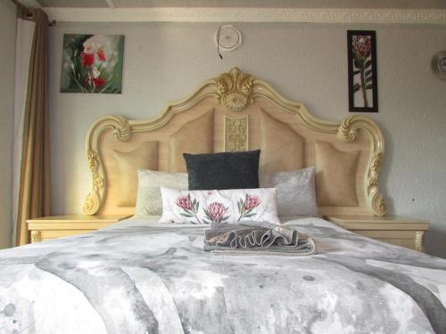 ein Schlafzimmer mit einem großen Bett mit einem goldenen Rahmen in der Unterkunft Kea-Resort in Hammanskraal next to Dinokeng Game Reserve in  Hammanskraal 