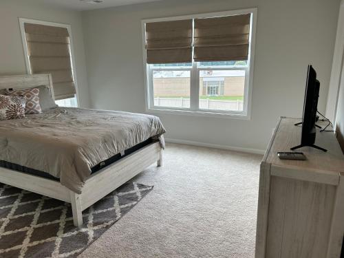 um quarto com uma cama e uma televisão numa mesa em Nurse's Nest LLC em Spartanburg