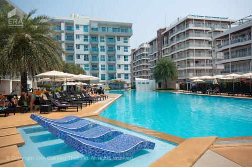 สระว่ายน้ำที่อยู่ใกล้ ๆ หรือใน Grand Blue Beach Condo - Laem Mae Phim Beach