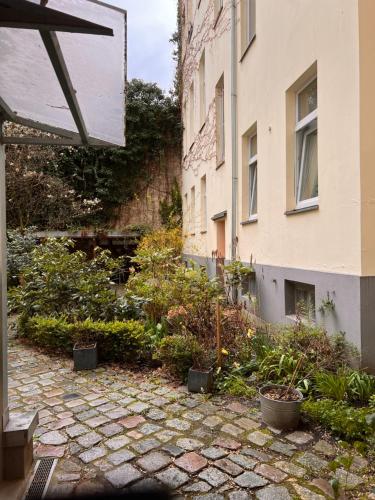 a garden in front of a building at Cosy Studio Akazienkiez in Berlin