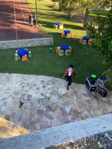 Una vista aérea de un hombre caminando por un parque en Rifugio del benessere, en San Cataldo