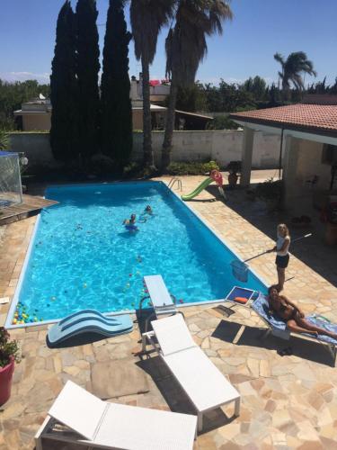 un grupo de personas nadando en una piscina en Rifugio del benessere, en San Cataldo