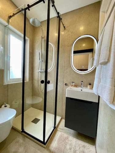 Stylish City Apartment & sunrise from your sofa - Top Stay!