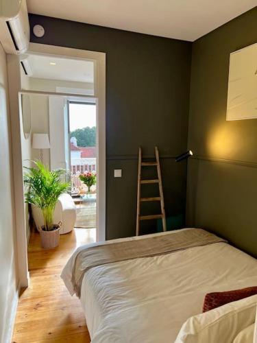 Stylish City Apartment & sunrise from your sofa - Top Stay!