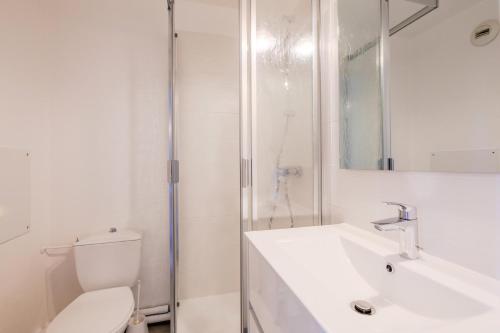 une salle de bain avec toilettes, lavabo et douche dans l'établissement Résidence le Hameau de Cap Esterel - maeva Home - Appartement 2 Pièces 7 Personnes - Sélection MAE-1473, à Saint-Raphaël